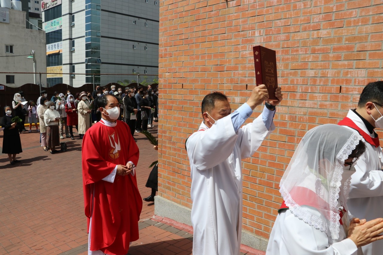 신부님입장.jpg